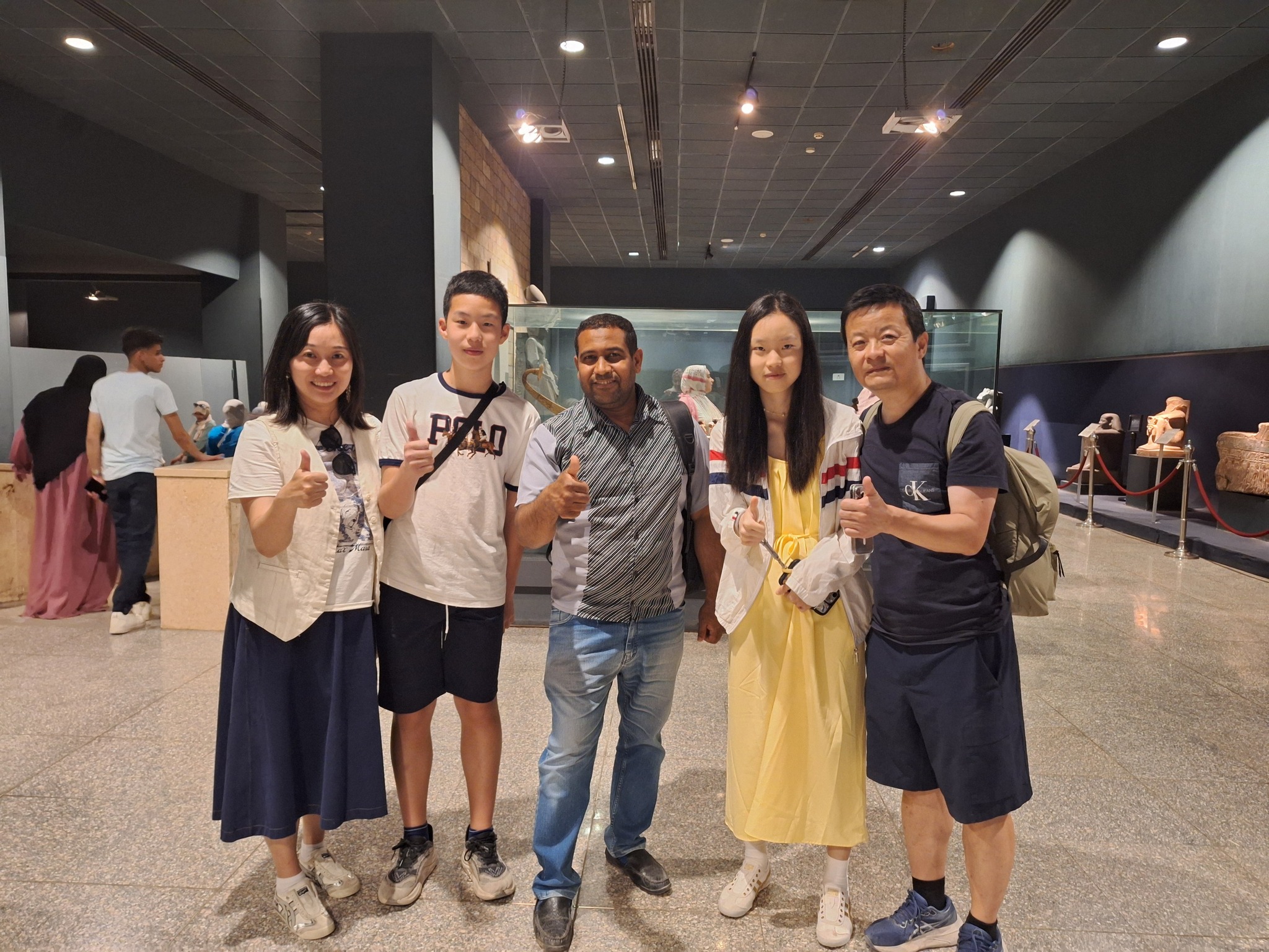 بهجة السياح من دول شرق آسيا داخل متحف الأقصر