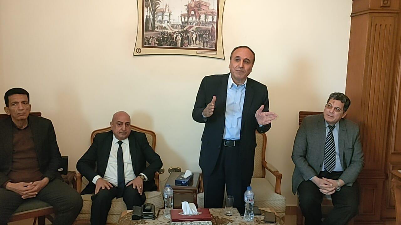 عبد المحسن سلامه مع الزملاء الصحفيين بمحافظة الإسماعيلية (8)