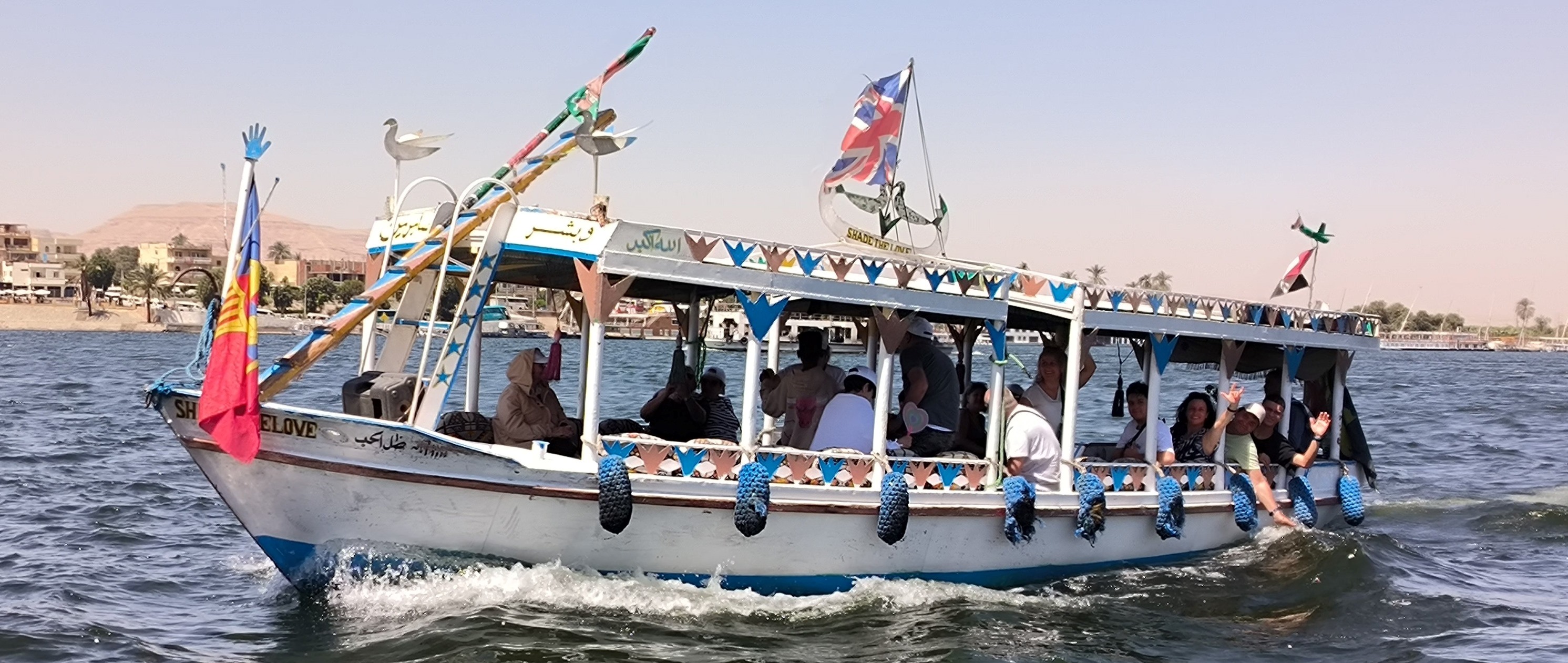 فرحة وبهجة سياح العالم على متن المراكب النيلية فرحة وبهجة سياح العالم على متن المراكب النيلية