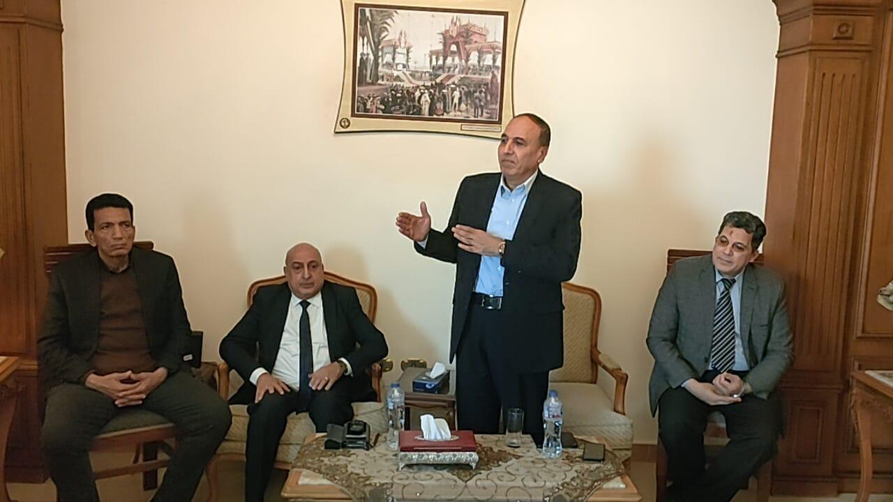 عبد المحسن سلامه مع الزملاء الصحفيين بمحافظة الإسماعيلية (12)