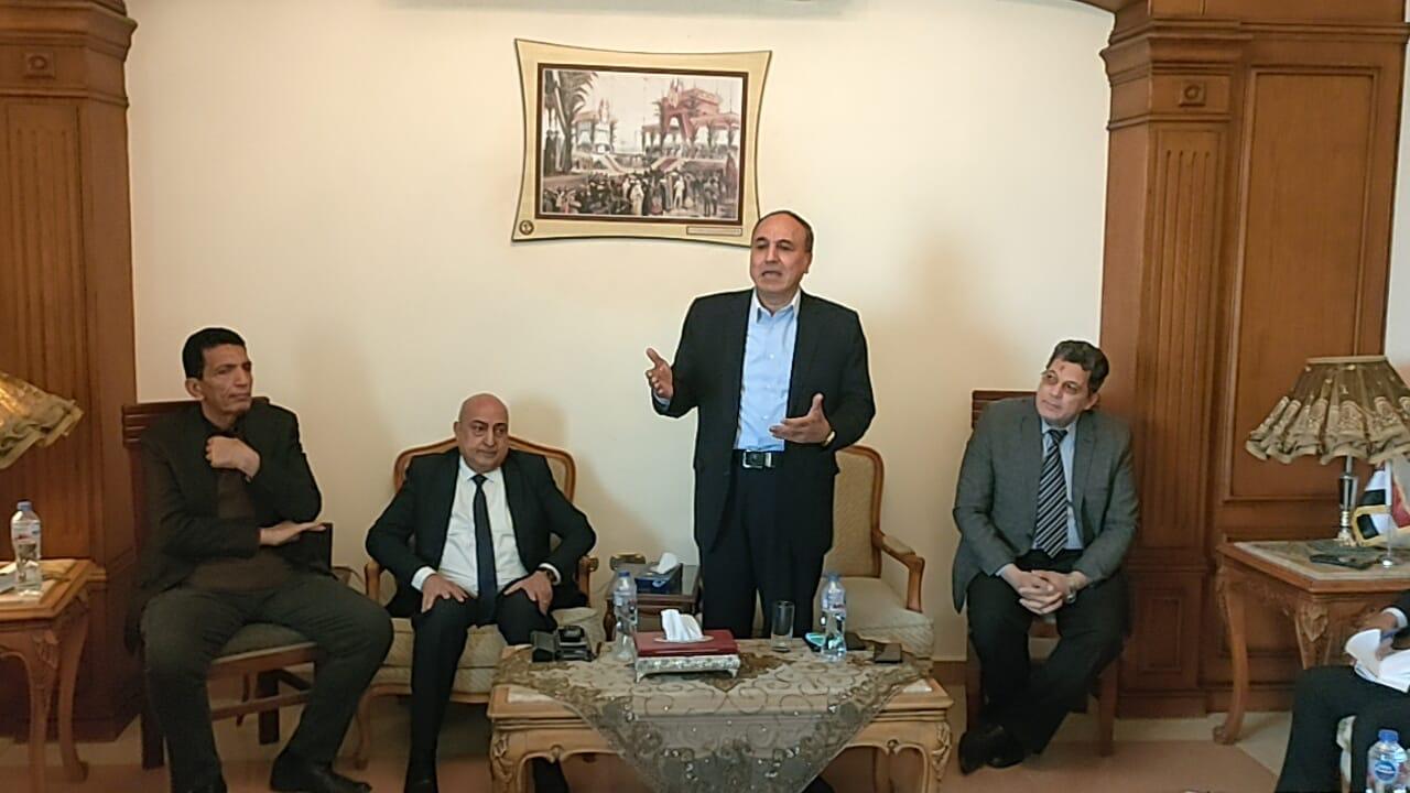 عبد المحسن سلامه مع الزملاء الصحفيين بمحافظة الإسماعيلية (4)