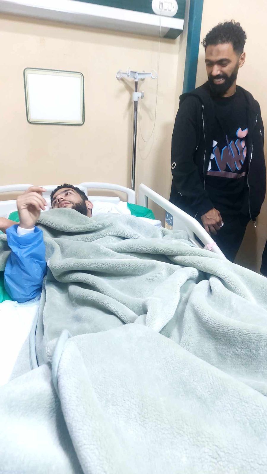 حسين الشحات وإمام عاشور يزوران القندوسى بالمستشفى (2)