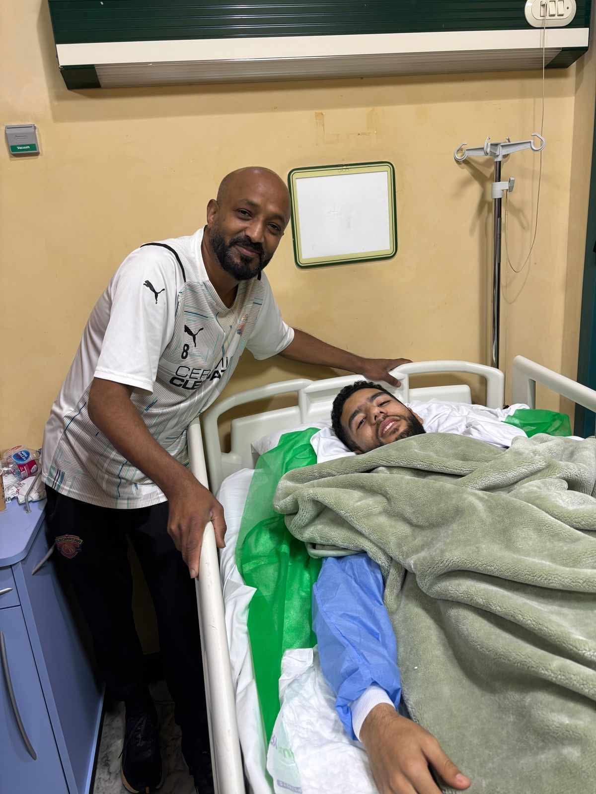 حسين الشحات وإمام عاشور يزوران القندوسى بالمستشفى (3)