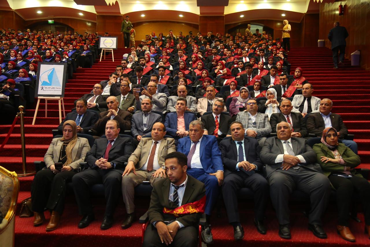 جانب من الحضور بالندوة جانب من الحضور بالندوة