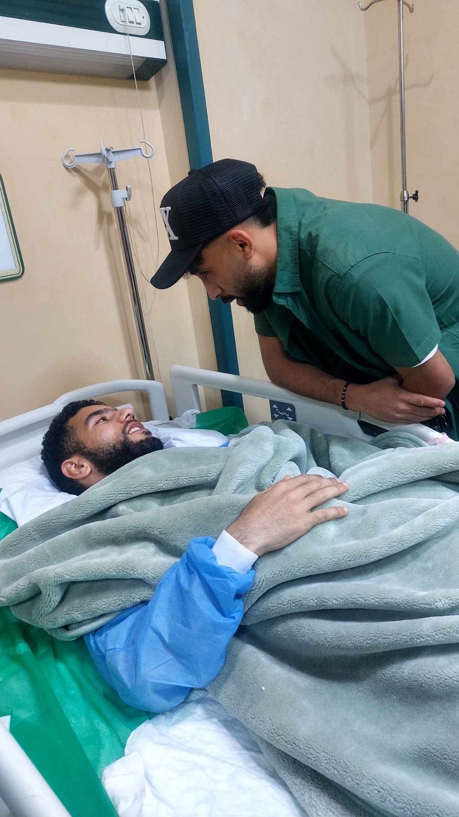 حسين الشحات وإمام عاشور يزوران القندوسى بالمستشفى (1)