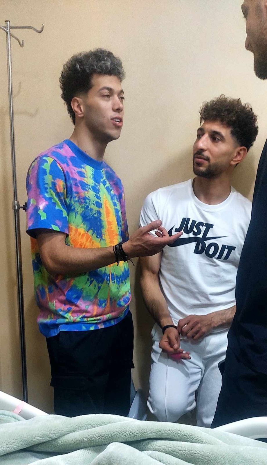 حسين الشحات وإمام عاشور يزوران القندوسى بالمستشفى (1)