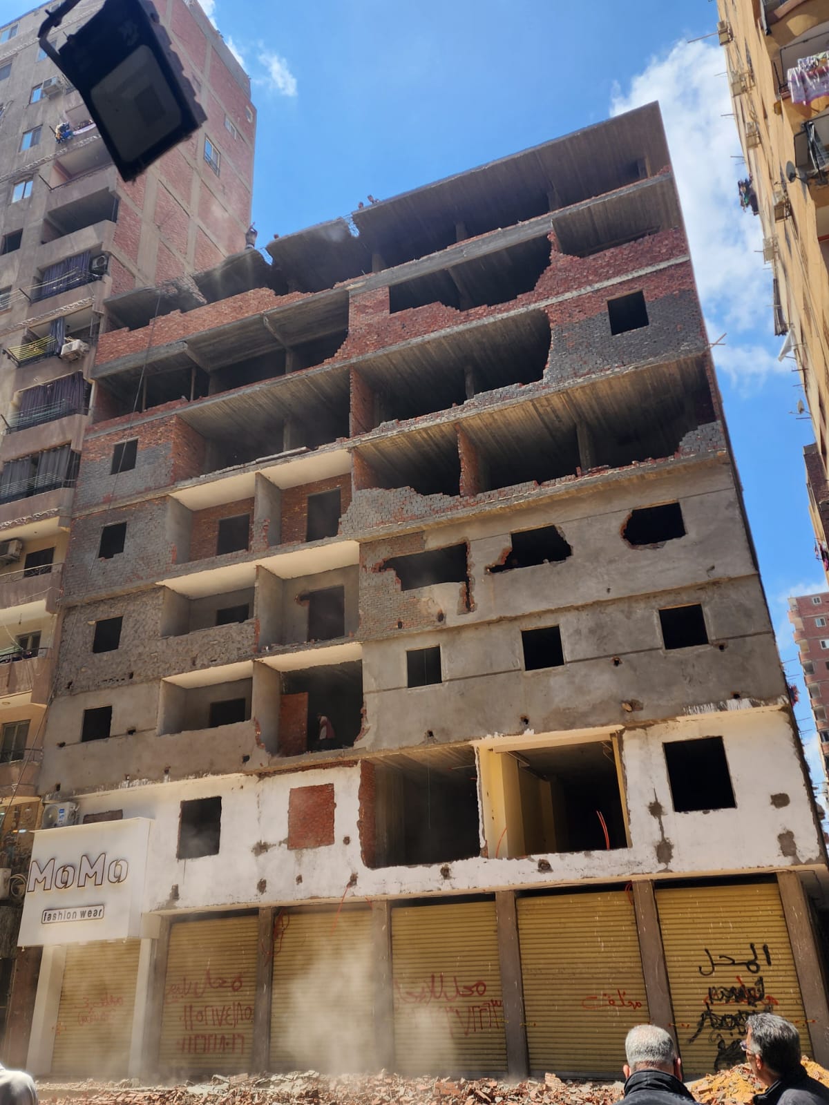 بدء إزالة عقار مخالف من 8 طوابق فى عين شمس بدء إزالة عقار مخالف من 8 طوابق فى عين شمس