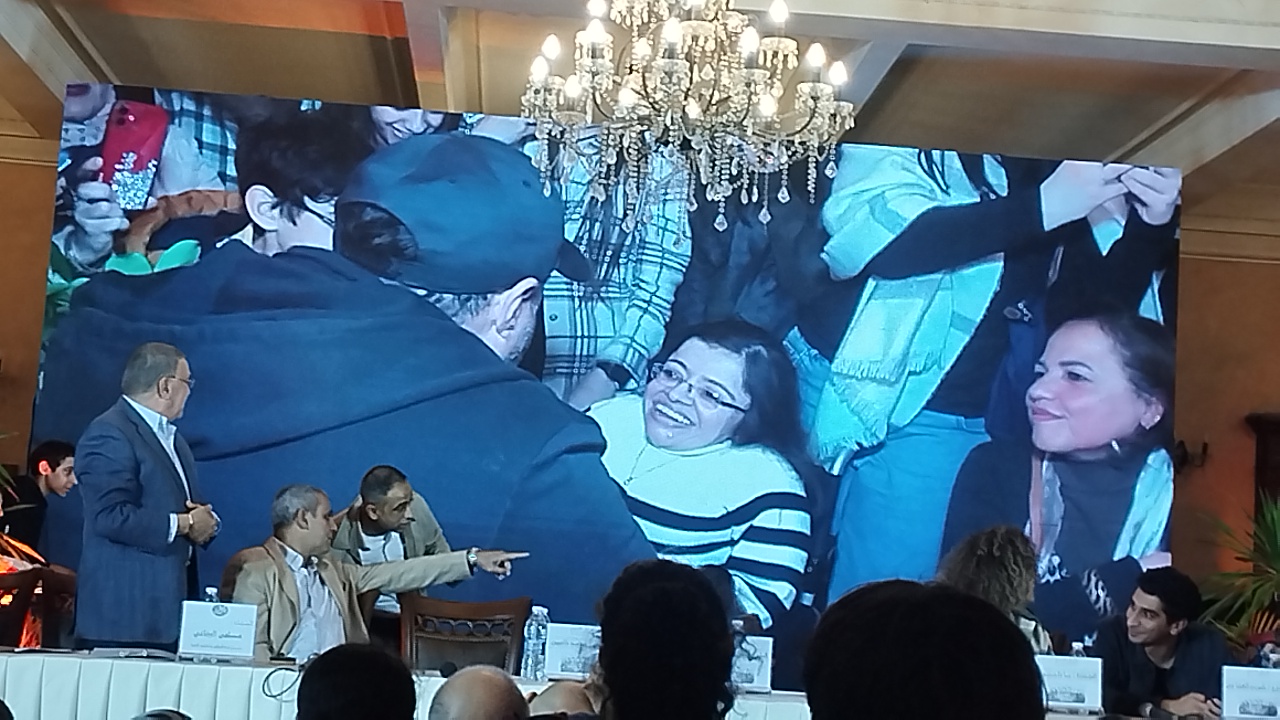 أحمد السعدني مع فتاة من ذوي الهمم خلال تكريم أبطال مسلسل لام شمسية