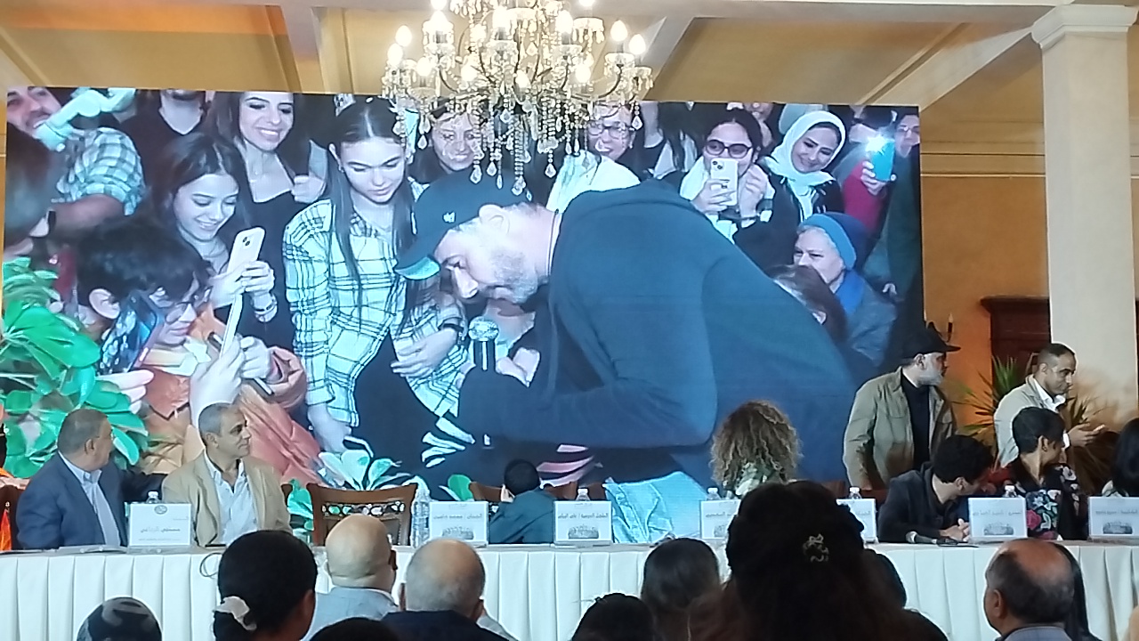 أحمد السعدني يستجيب لفتاه من ذوي الهمم لتقاط صورة