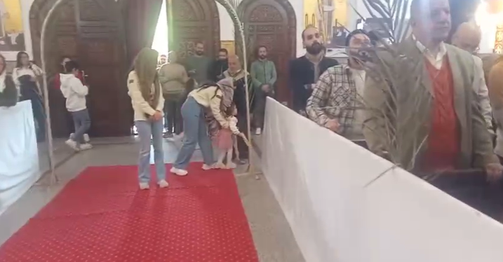 جانب من الصلا في الكنيسة جانب من الصلا في الكنيسة