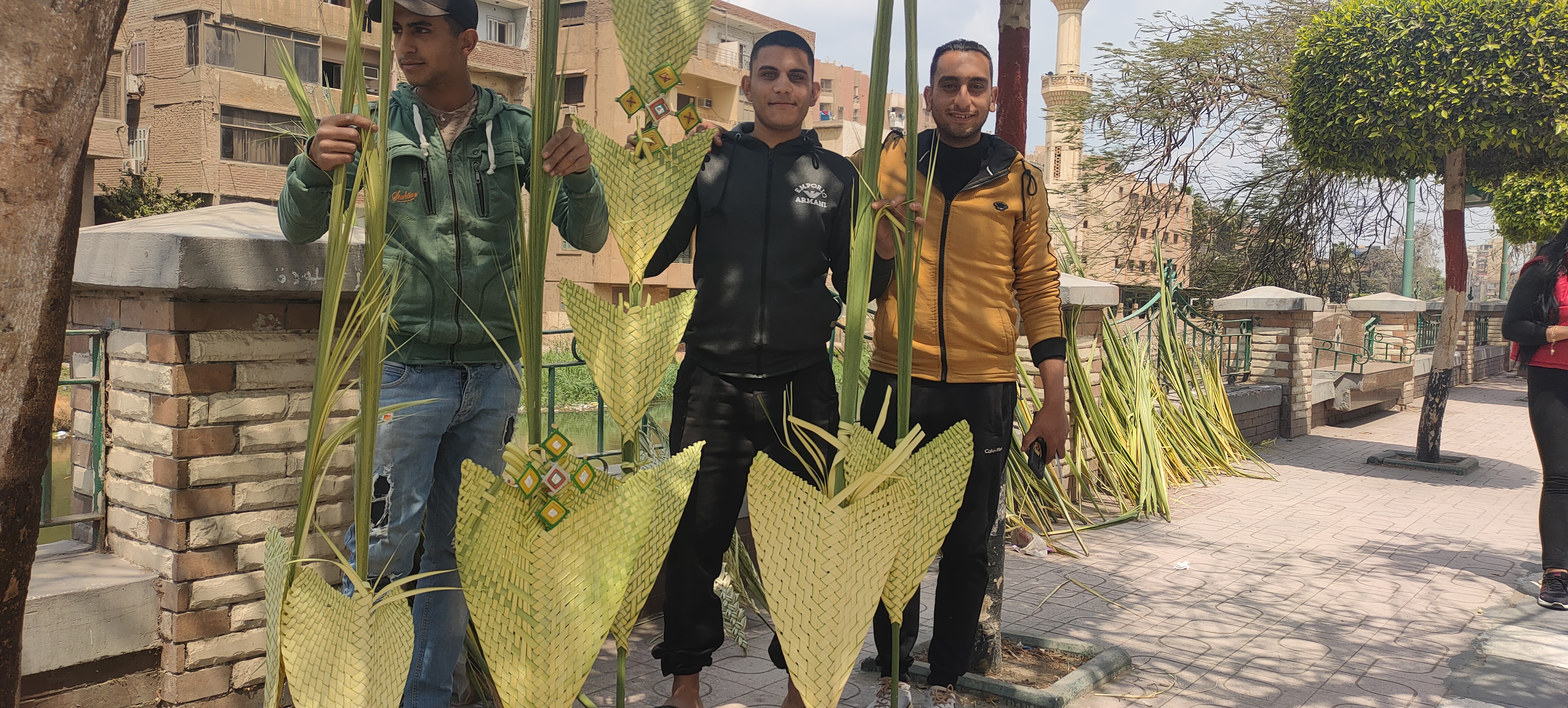 الشباب يبيعون الزعف للاهالي الشباب يبيعون الزعف للاهالي