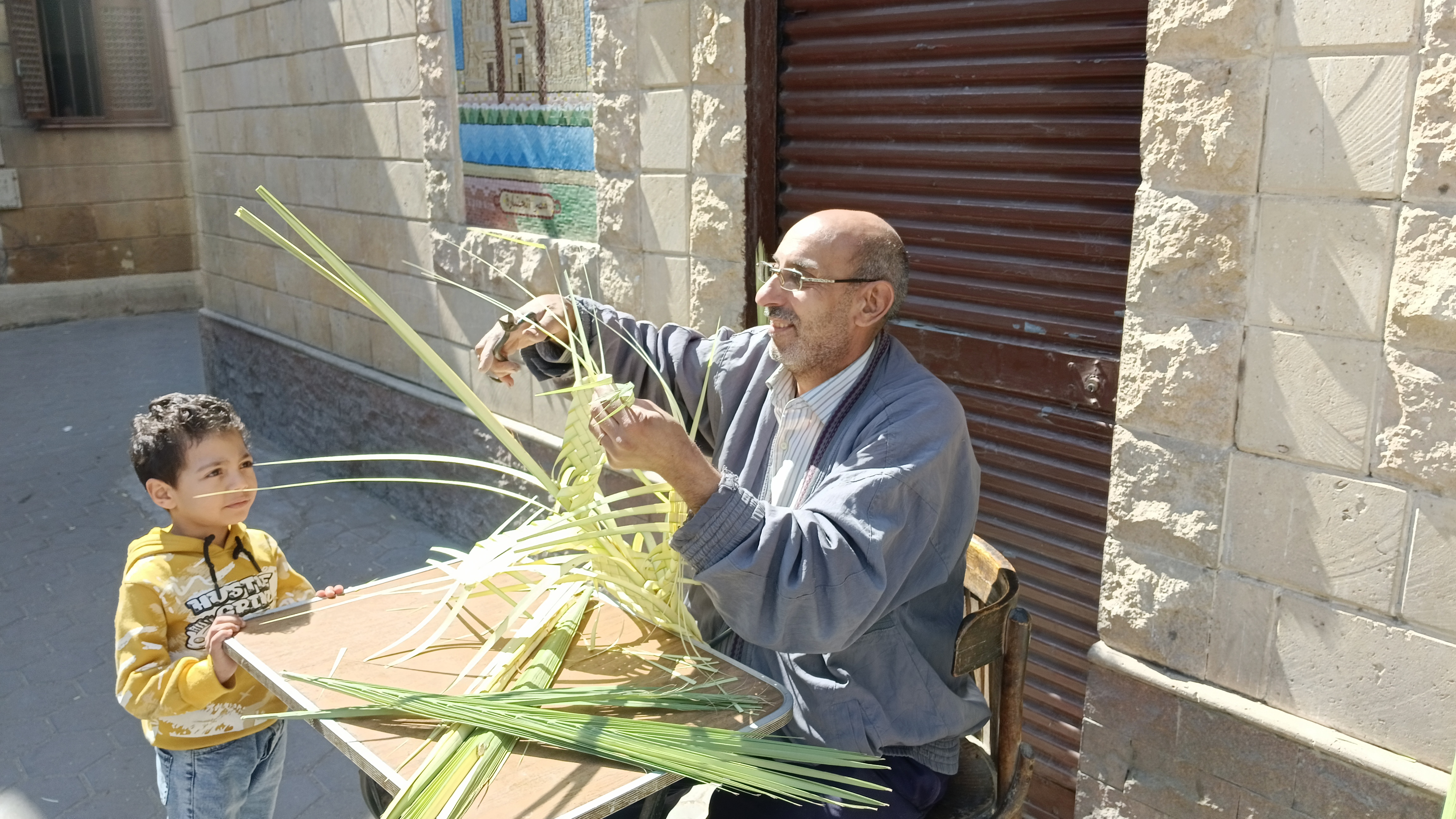السعف يزين شوارع حارة زويلة السعف يزين شوارع حارة زويلة