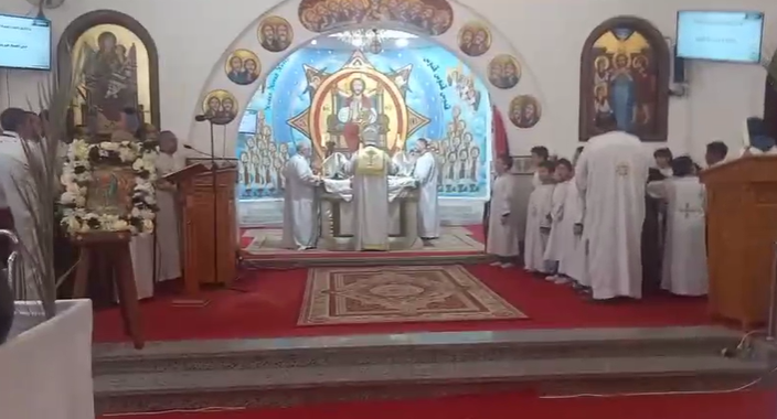 أداء الصلاة في كنيسة مارمينا أداء الصلاة في كنيسة مارمينا