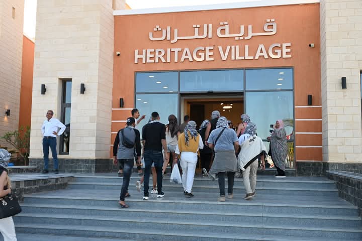 السائحين داخل قرية التراث السائحين داخل قرية التراث