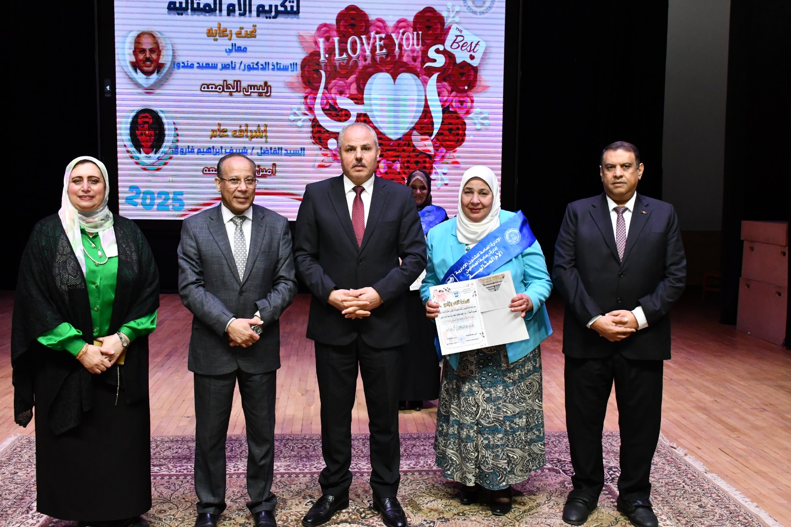 تكريم إحدى الامهات