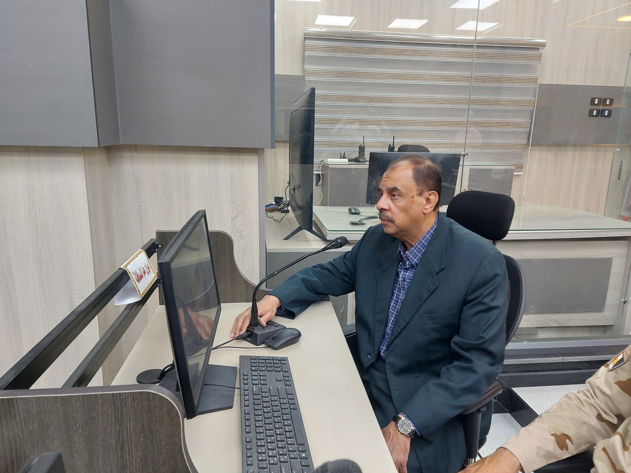 محافظ سوهاج داخل غرفة العمليات