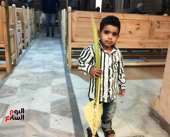 فرحة-طفل-بأحد-الزعف-فى-الكنيسة فرحة-طفل-بأحد-الزعف-فى-الكنيسة
