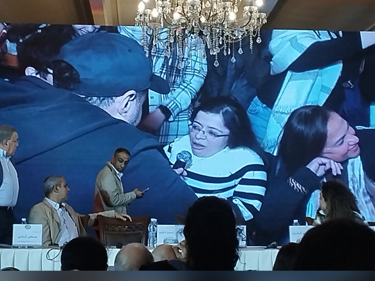 السعدني يلتقط صورة تذكارية مع فتاة من ذوي الهمم بالإسكندرية