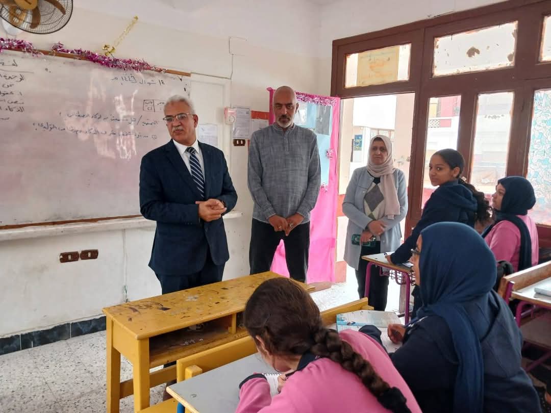 وكيل الوزارة فى أحد الفصول