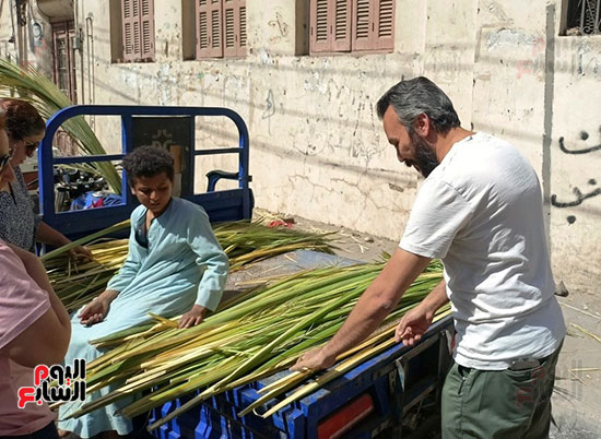 اقبال-على-بيع-الزعف-حول-كنائس-الأقصر اقبال-على-بيع-الزعف-حول-كنائس-الأقصر