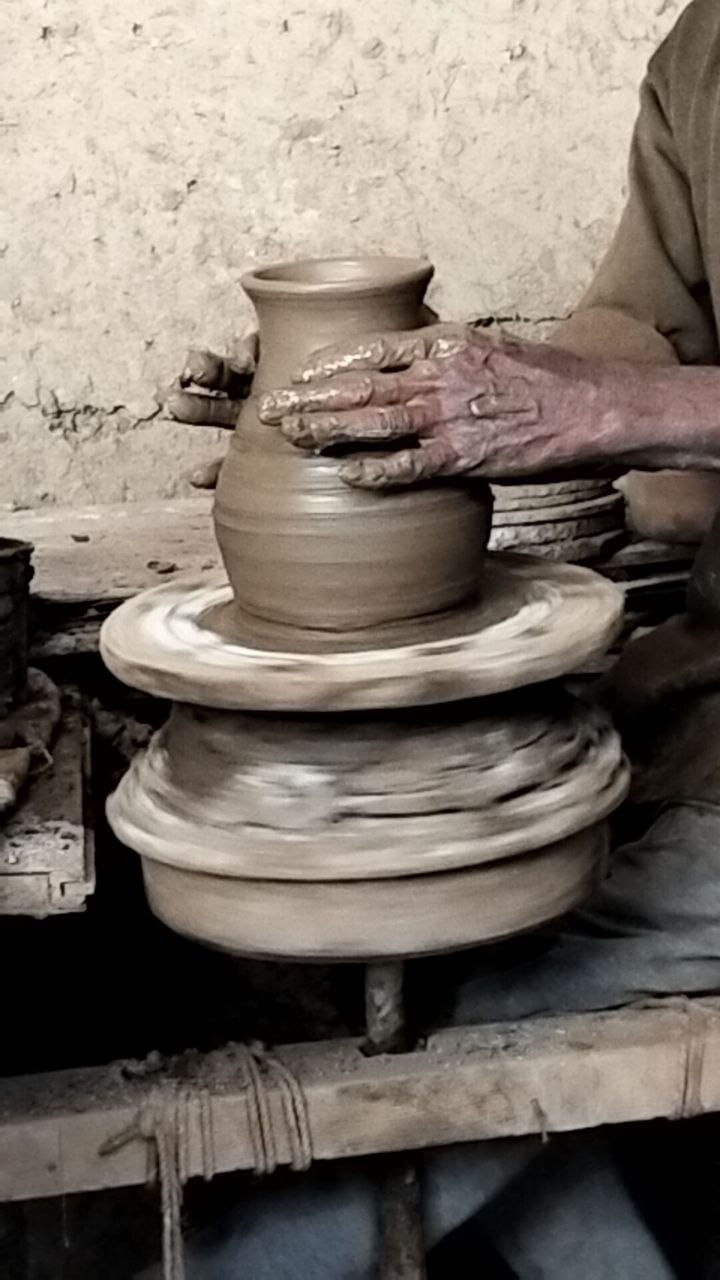 أعمال الفخار بالقرية 