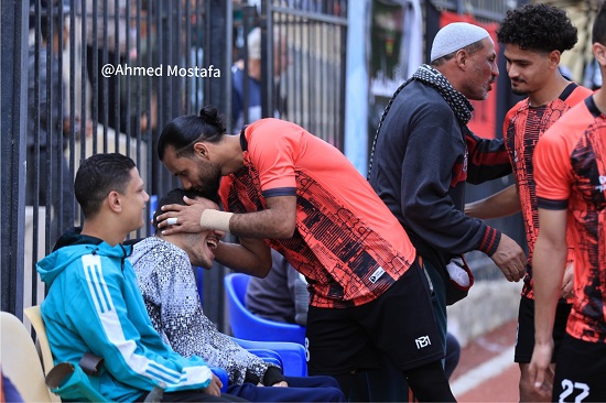 لاعب يقبل رأس على