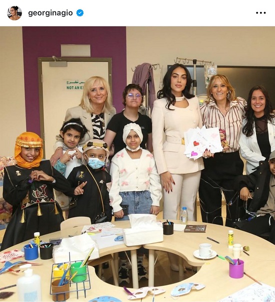 مشاركة جورجينا في العمل الخيري