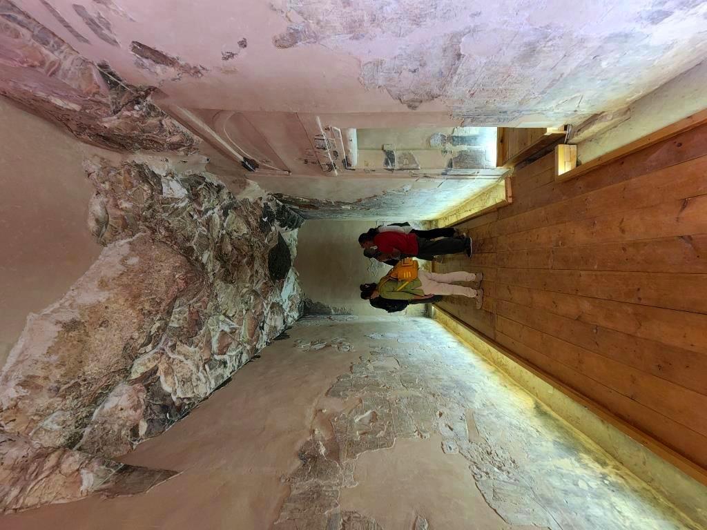 زيارة السائحين فى مقبرة طيبة تيبانا 39 في البر الغربى