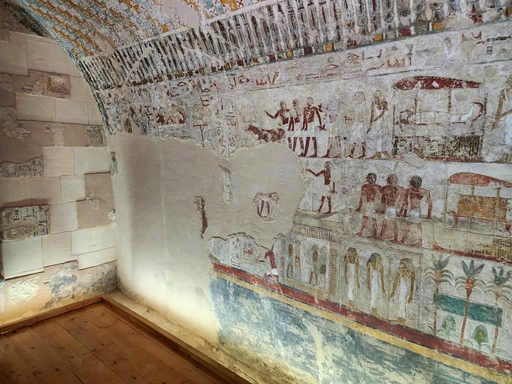 النقوش داخل غرف المقبرة بالبر الغربى