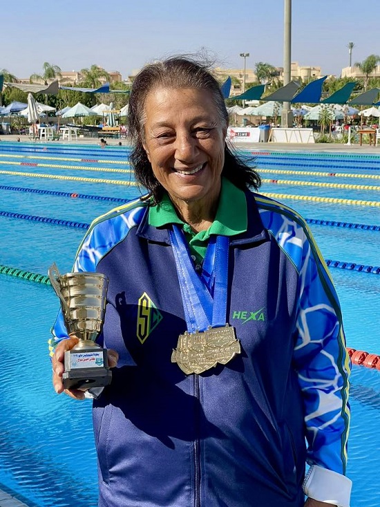 نادية بطلة السباحة نادية بطلة السباحة