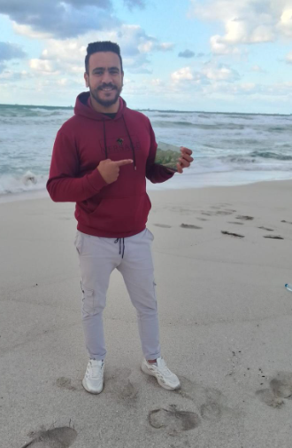 الشاب يحمل الصورة