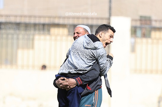 عم محمد مع ابنه على