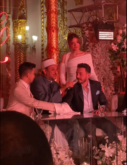 احمد زاهر متأثراً في عقد قران ابنته ليلي زاهر