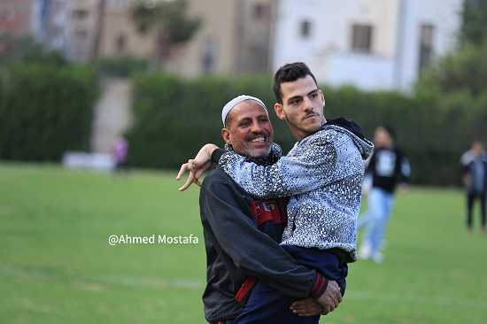 عم محمد يحمل ابنه على