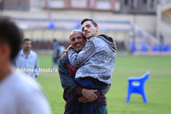 عم محمد يشعر بالسعادة مع ابنه على