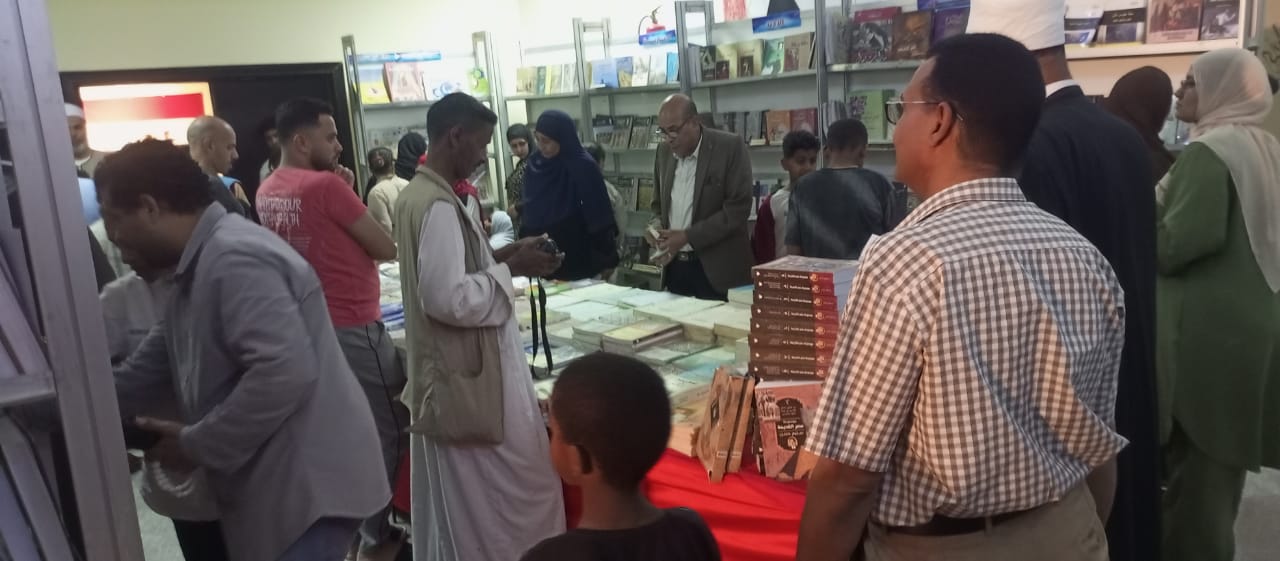 الجمهور يتوافد على الكتب الجمهور يتوافد على الكتب