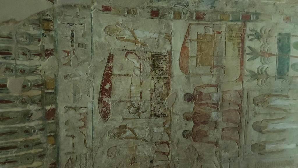 نقوش على مقبرة طيبة تيبانا 39 في البر الغربى