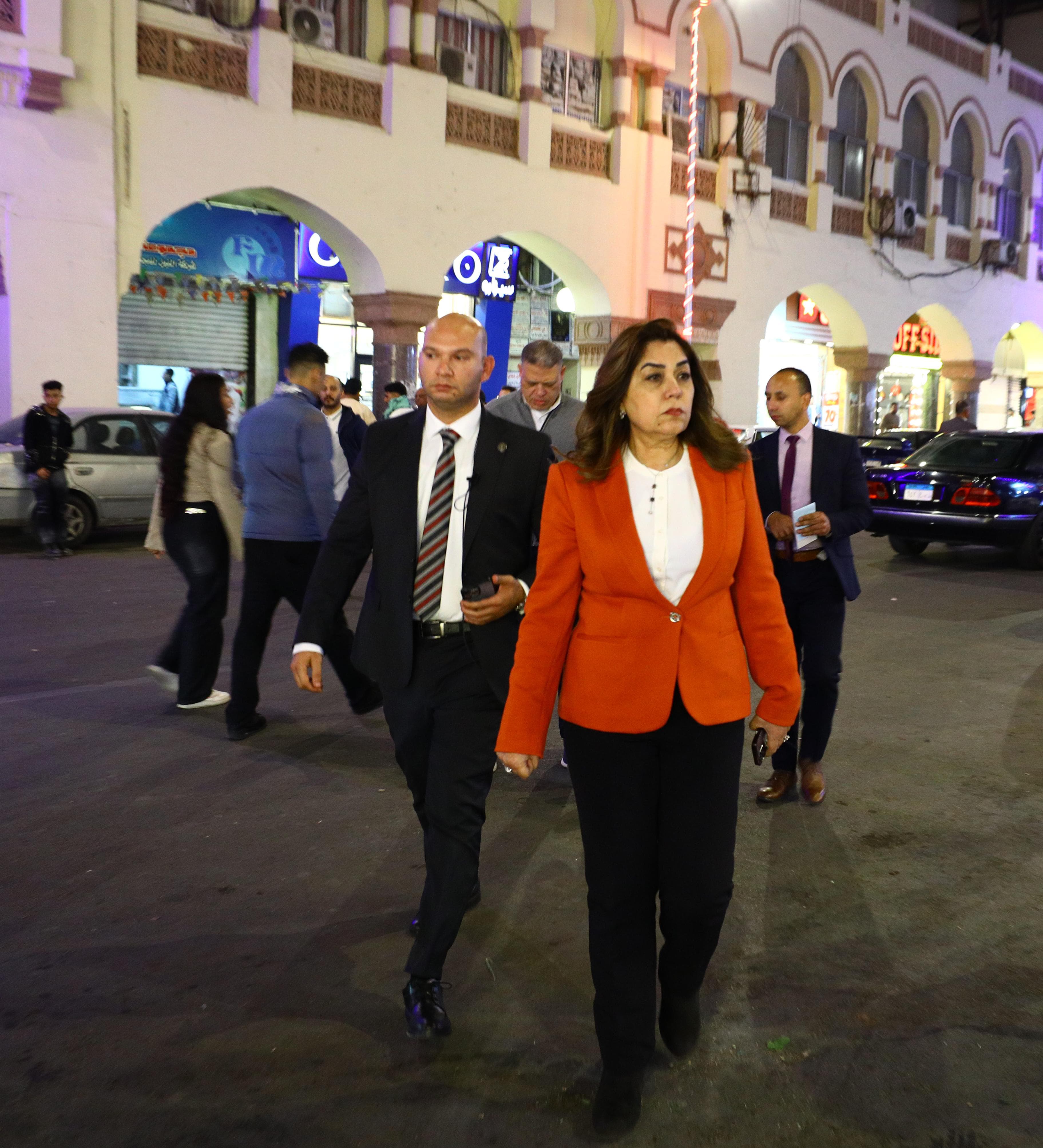 وزيرة التنمية المحلية خلال الجولة المفاجئة فى شوارع مصر الجديدة وزيرة التنمية المحلية خلال الجولة المفاجئة فى شوارع مصر الجديدة