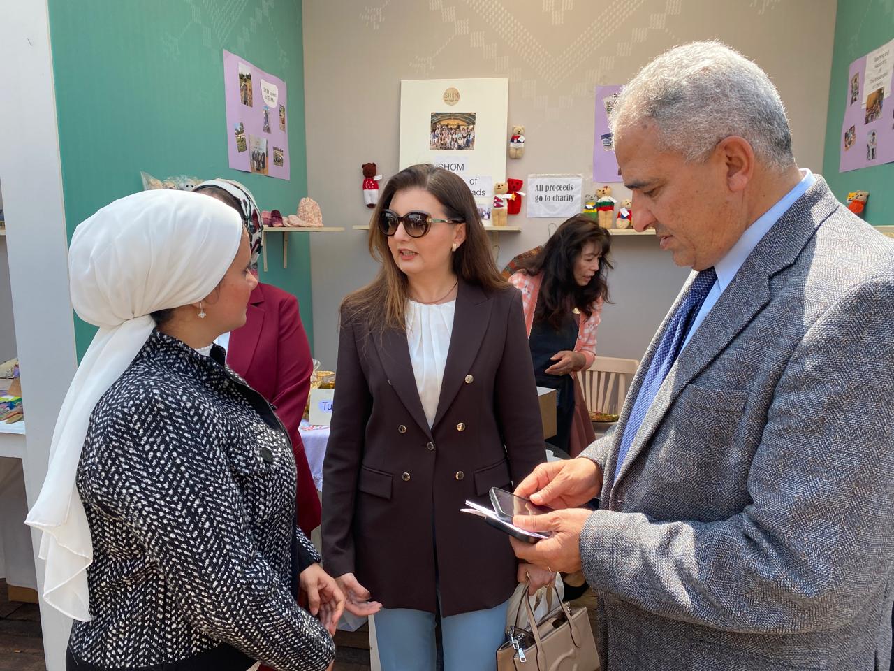 الزميلة أسماء نصار وزوجة وزير الخارجية على هامش افتتاح معرض ديارنا للحرف اليدوية الزميلة أسماء نصار وزوجة وزير الخارجية على هامش افتتاح معرض ديارنا للحرف اليدوية