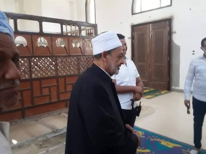 جانب من زيارة شيخ الأزهر لقبر والده وجدة قبل إنهاء رحلة التعافى بالأقصر جانب من زيارة شيخ الأزهر لقبر والده وجدة قبل إنهاء رحلة التعافى بالأقصر