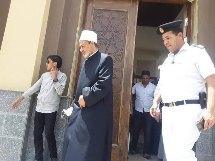 زيارة شيخ الأزهر لقبر والده وجدة قبل العودة إلى عمله بالقاهرة زيارة شيخ الأزهر لقبر والده وجدة قبل العودة إلى عمله بالقاهرة