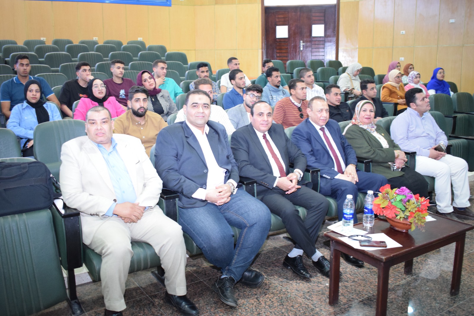 جلسة بالمؤتمر 