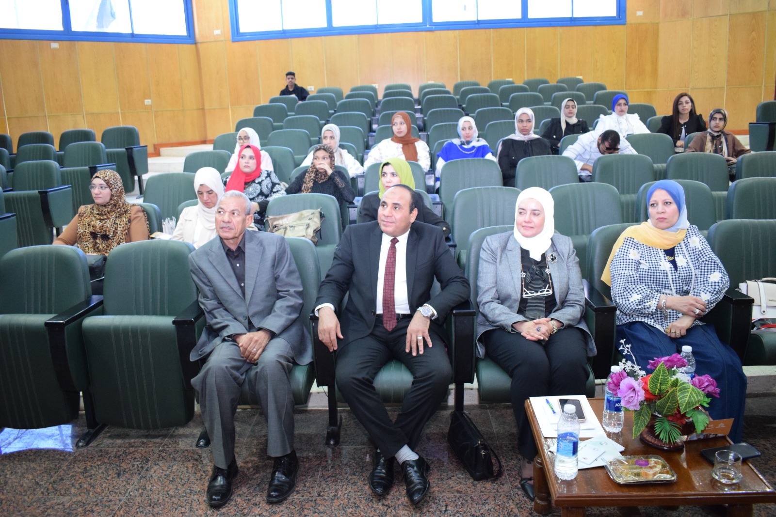 نائب رئيس الجامعة بإحدى الجلسات 