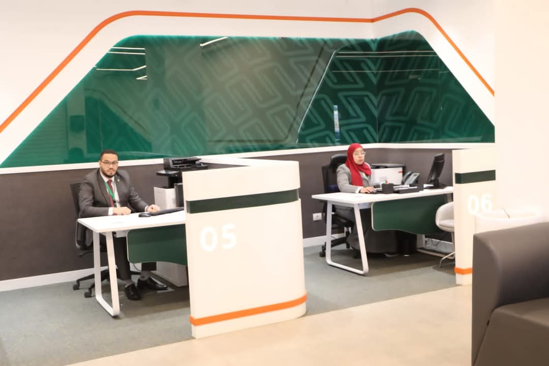 موظفى أحد البنوك بمجمع الخدمات الحكومية موظفى أحد البنوك بمجمع الخدمات الحكومية