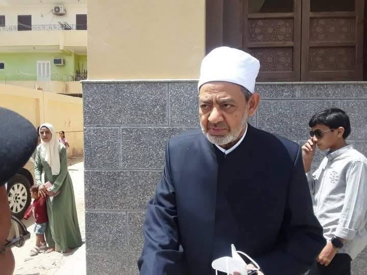 ننشر صور زيارة شيخ الأزهر لقبر والده وجدة قبل إنهاء رحلة التعافى بالأقصر ننشر صور زيارة شيخ الأزهر لقبر والده وجدة قبل إنهاء رحلة التعافى بالأقصر