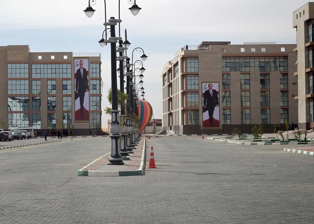 المجمع يضم كافة المصالح الحكومية بالمحافظة المجمع يضم كافة المصالح الحكومية بالمحافظة