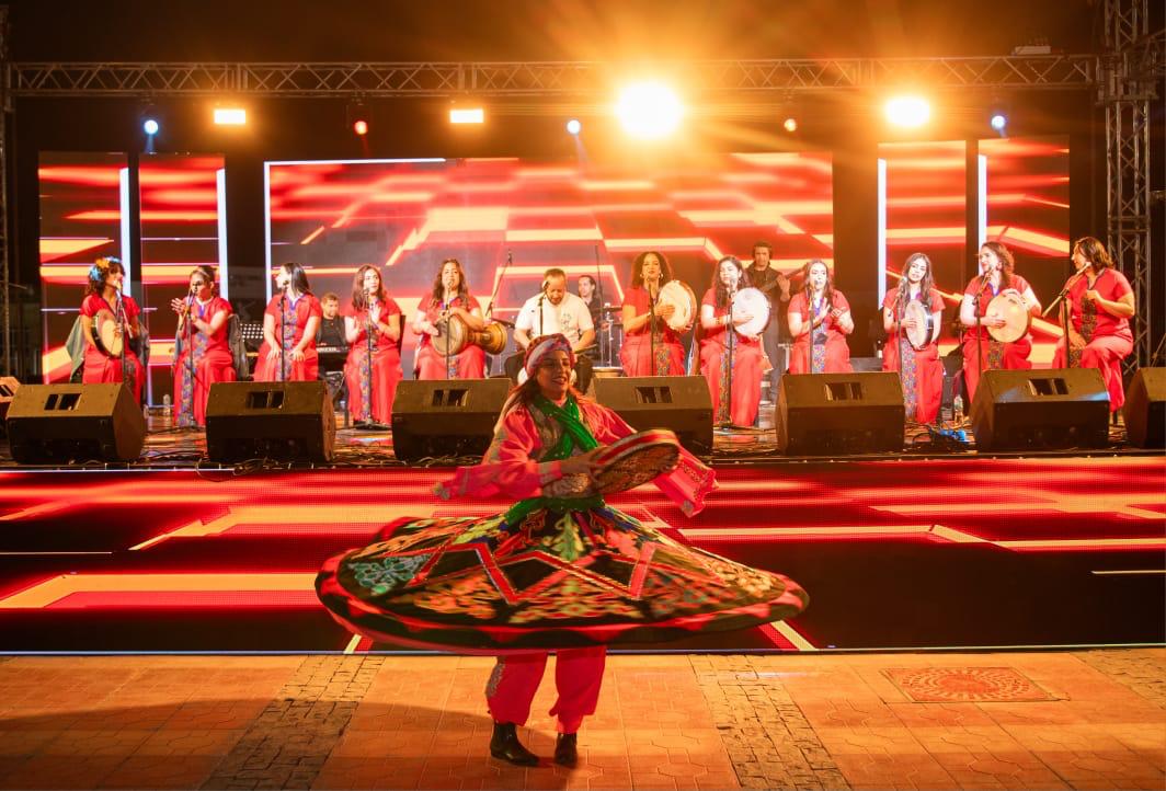 فلكلوريتا تحتفل مع أهالي أسيوط بالعيد القومي للمحافظة بأغاني من التراث (1)