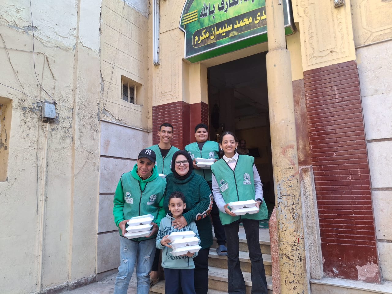 مؤسسة نبيل الكاتب عضو التحالف الوطني توزع وجبات غذائية جاهزة بالبحيرة
