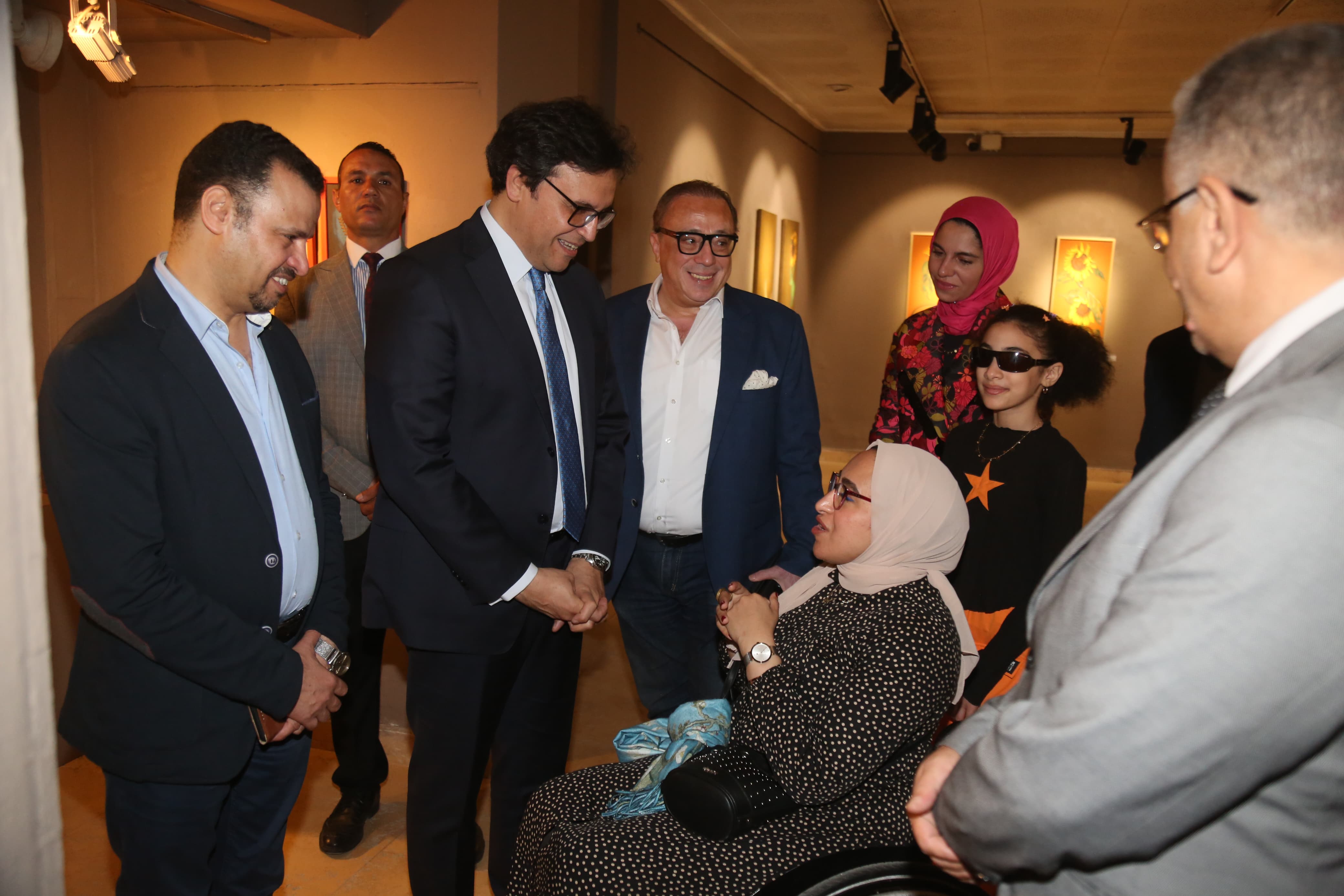 الدكتور أحمد هنو وزير الثقافة يتفقد المعارض الدكتور أحمد هنو وزير الثقافة يتفقد المعارض