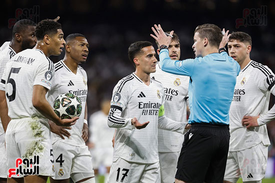 يتحدث الحكم فرانسوا ليتكسييه مع لاعبي ريال مدريد يتحدث الحكم فرانسوا ليتكسييه مع لاعبي ريال مدريد